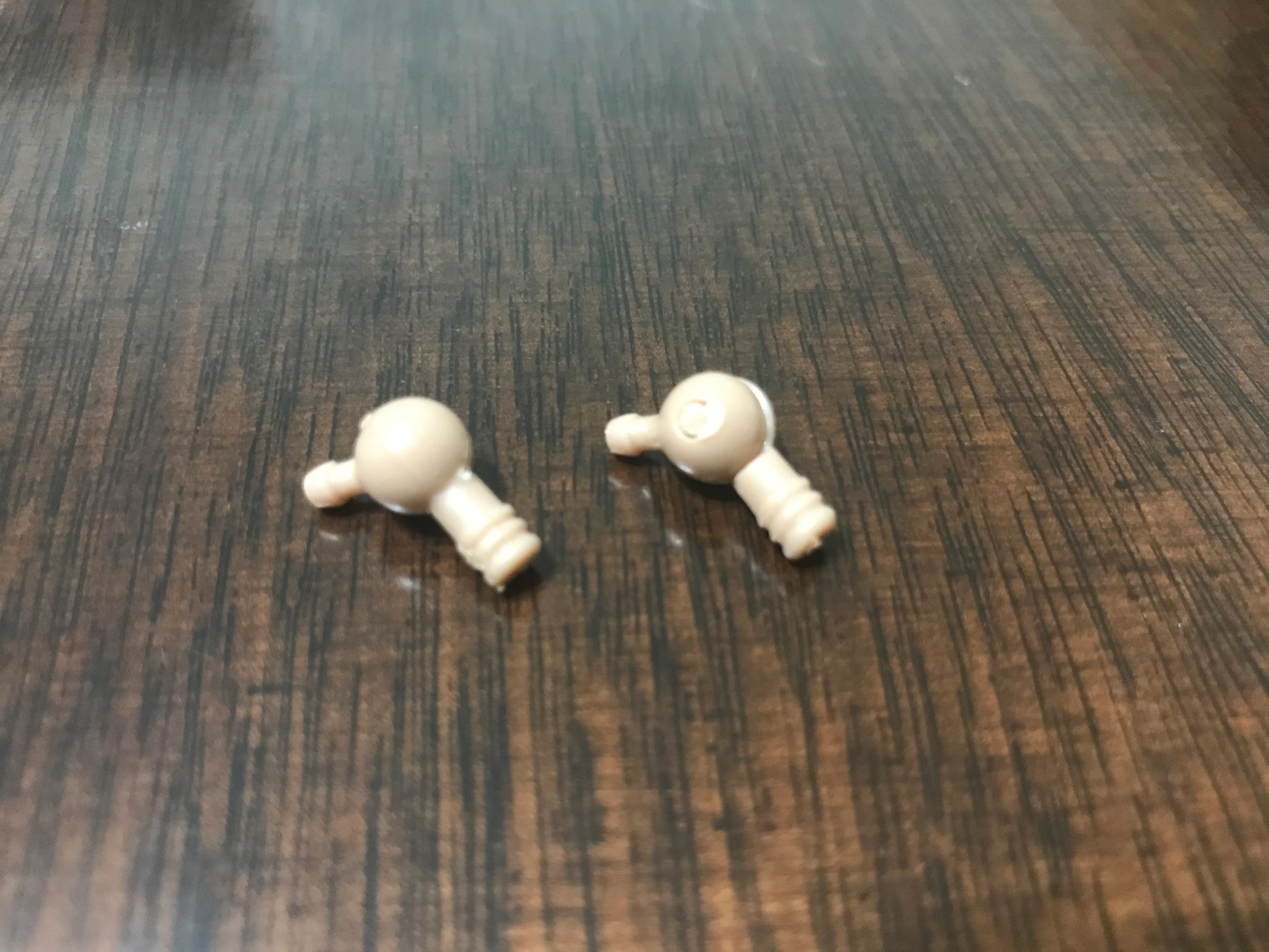 [EN STOCK] Accesorios Par de conectores (pegs) para manos de figuras masculinas marca custom escala 1/6 - Image 3