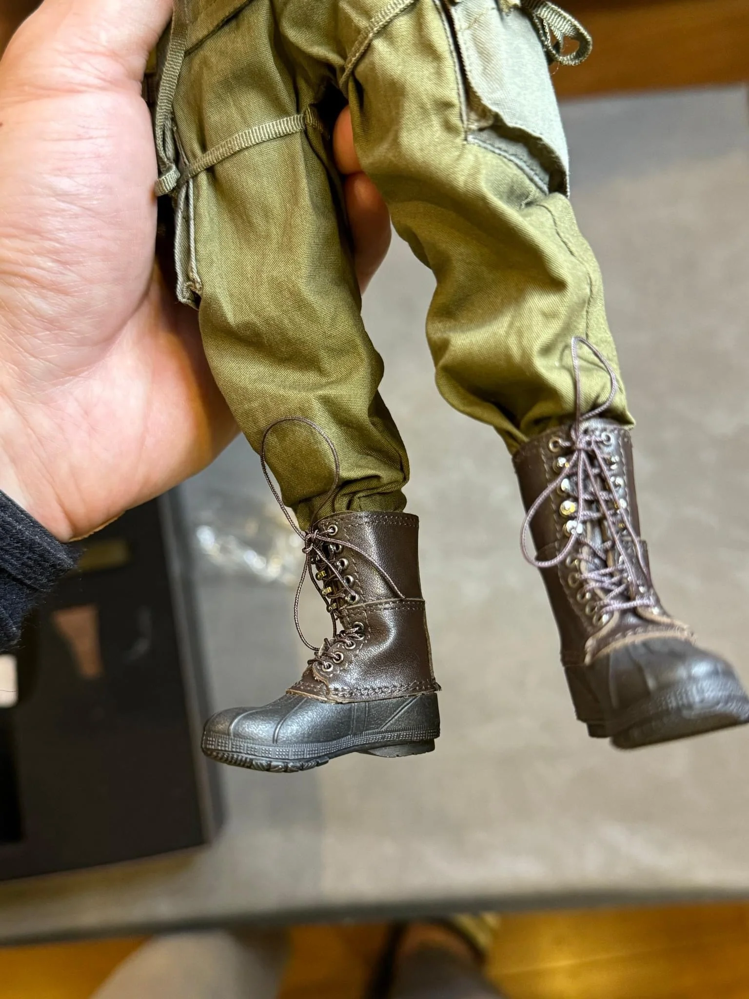 Pedido Figura Lieutenant “Buck” (Jumper Uniform) - US Paratrooper marca Facepoolfigure FP-012B escala 1/6 - Image 11