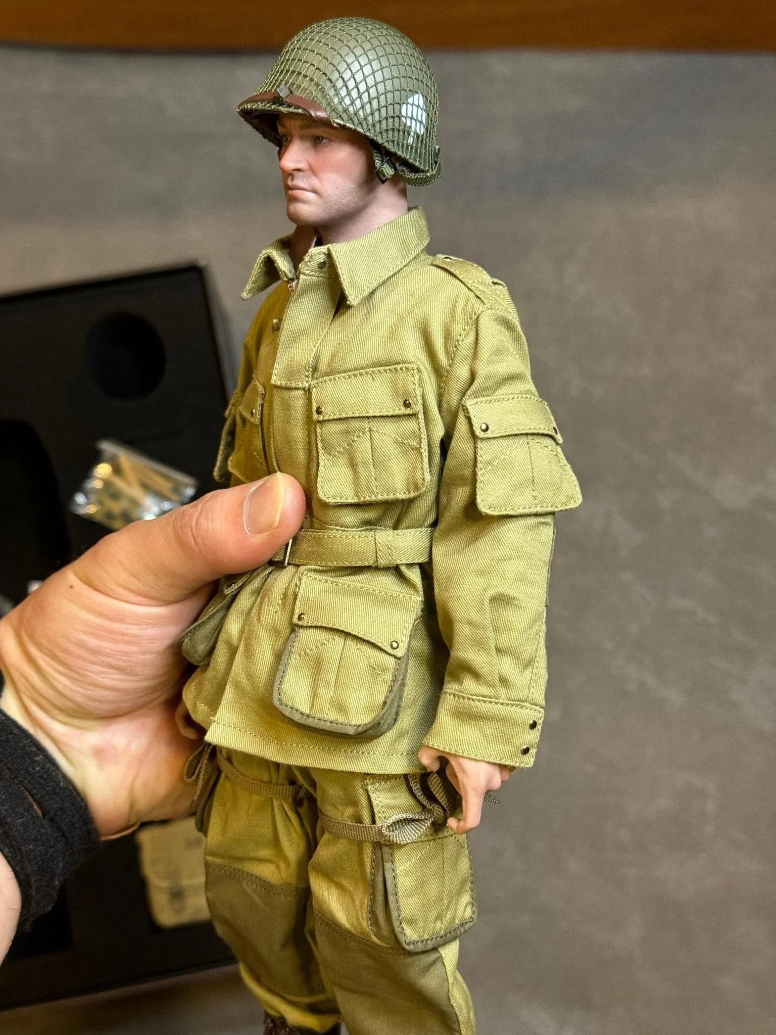 Pedido Figura Lieutenant “Buck” (Jumper Uniform) - US Paratrooper marca Facepoolfigure FP-012B escala 1/6 - Image 15