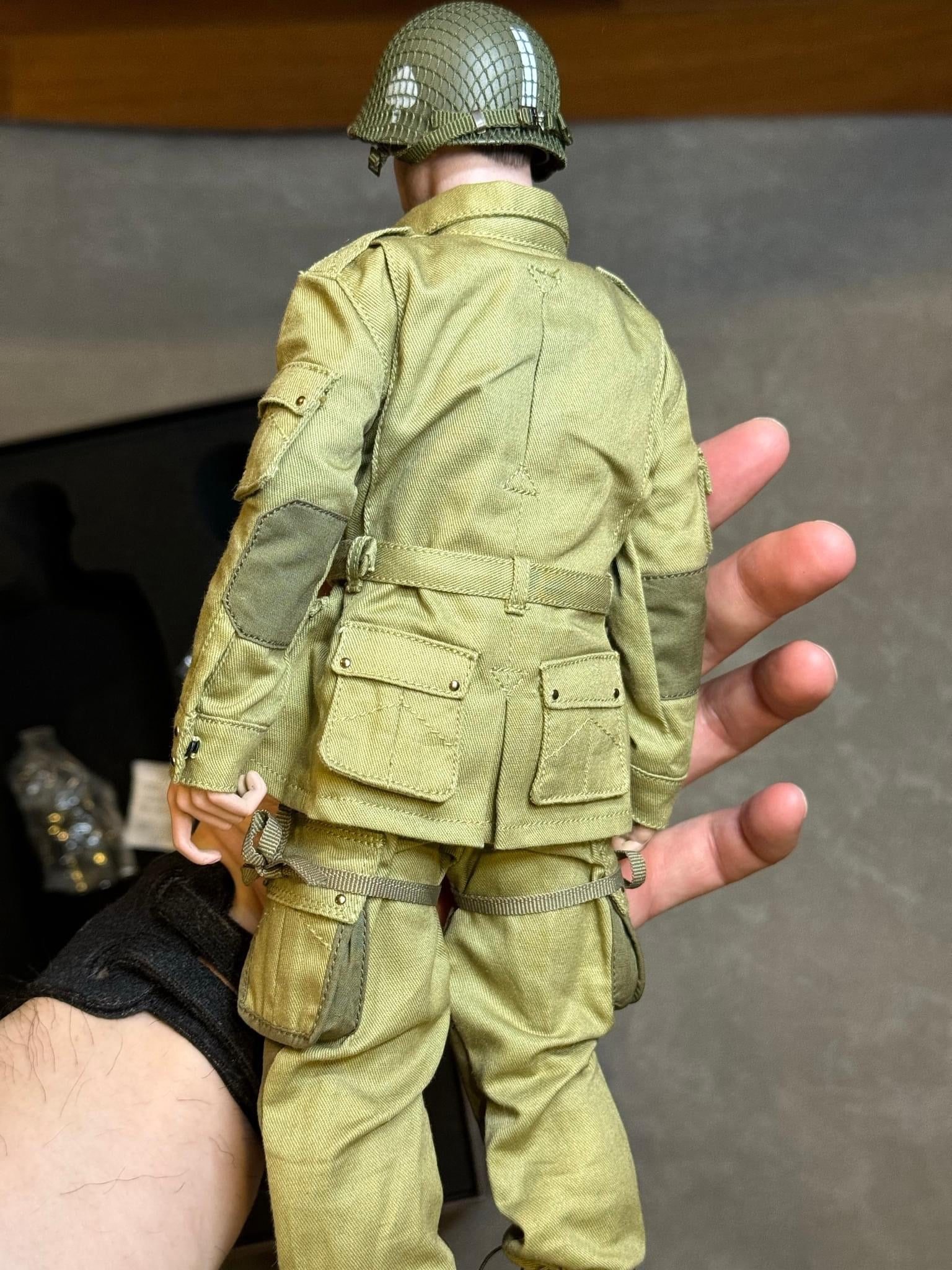 Pedido Figura Lieutenant “Buck” (Jumper Uniform) - US Paratrooper marca Facepoolfigure FP-012B escala 1/6 - Image 16