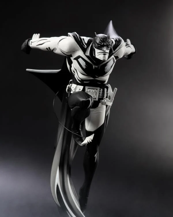 Preventa Estatua Batman (Sean Murphy Sketch Edition) (Poliresina) - Batman: White Knight - Batman Black & White marca McFarlane Toys x DC Direct escala 1/10 - Image 13