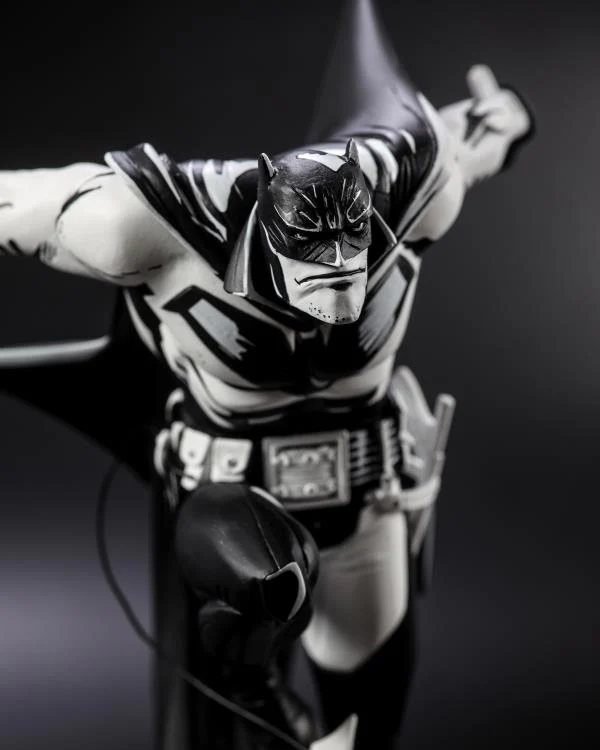 Preventa Estatua Batman (Sean Murphy Sketch Edition) (Poliresina) - Batman: White Knight - Batman Black & White marca McFarlane Toys x DC Direct escala 1/10 - Image 14